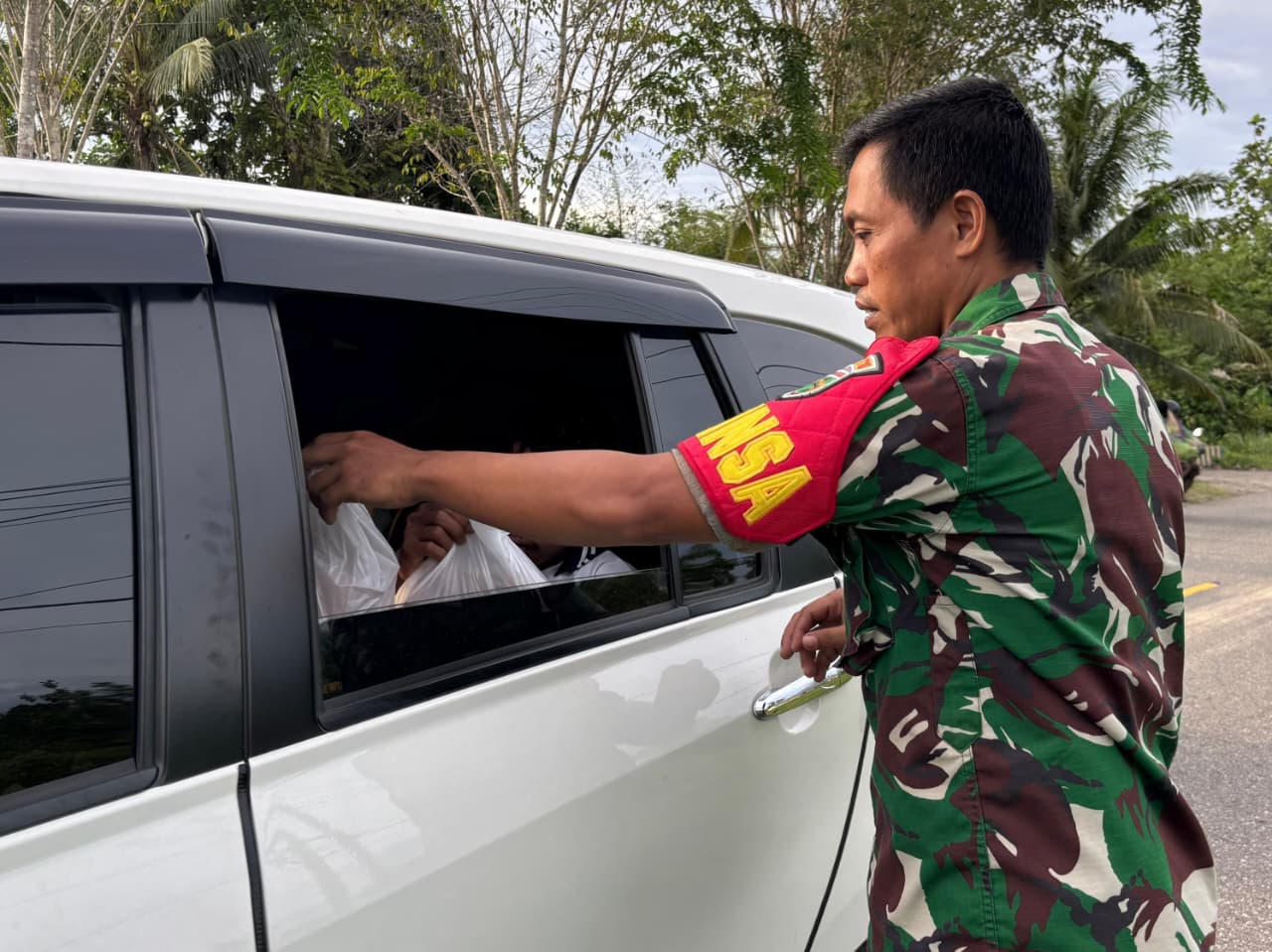 Ramadan Penuh Berkah, Koramil 1710-07/Mapurujaya Berbagi Takjil Untuk Warga Ramadan Penuh Berkah, Koramil 1710-07/Mapurujaya Berbagi Takjil Untuk Warga