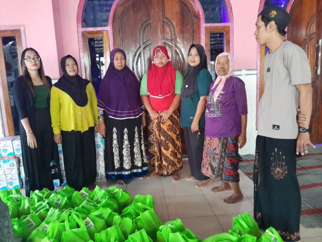 
Ramadhan Penuh Kepedulian, Keluarga Fakih Efendy Bagikan Sembako kepada Warga Sekitar Kediamannya