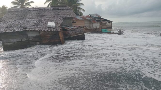
Tiga (3) Rumah Warga Longkoga Barat Ambruk Diterjang Gelombang, Diminta Pemda Banggai Dan Pemprov Sulteng Tidak Tidur, Demi Kemaslahatan Umat.