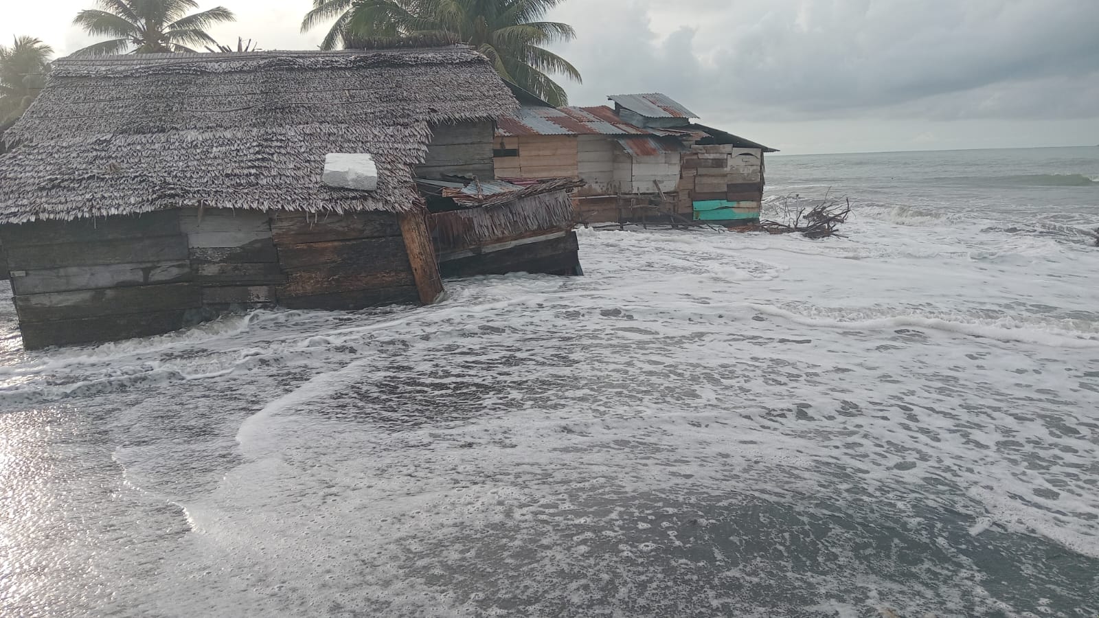 Tiga (3) Rumah Warga Longkoga Barat Ambruk Diterjang Gelombang, Diminta Pemda Banggai Dan Pemprov Sulteng Tidak Tidur, Demi Kemaslahatan Umat.