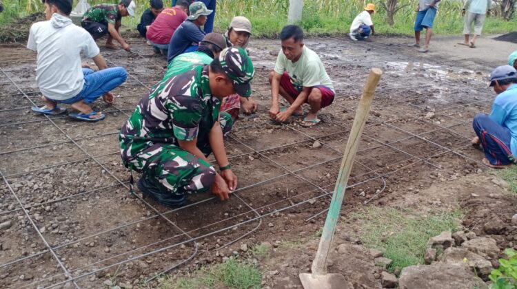 Komsos, Koramil Leces Kerja Bakti Memperbaiki Jalan Desa
