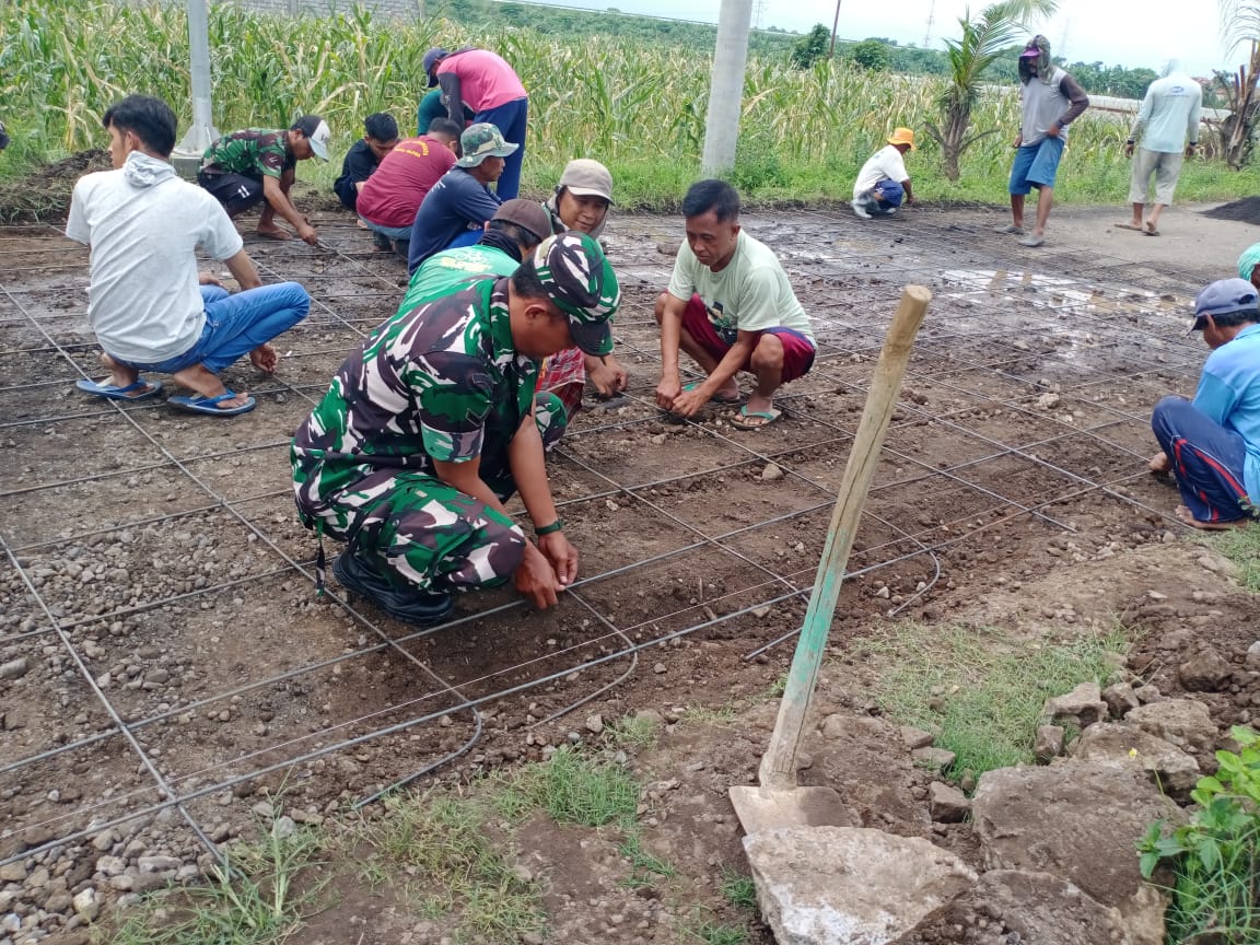Komsos, Koramil Leces Kerja Bakti Memperbaiki Jalan Desa Komsos, Koramil Leces Kerja Bakti Memperbaiki Jalan Desa