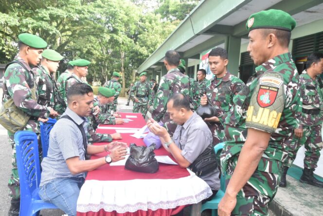 
Wujud Kepedulian Sosial, Prajurit Kodim 1002/HST Tunaikan Zakat Fitrah