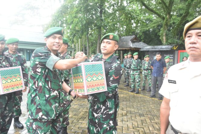 
Sambut Idulfitri 1447 H, Dandim 1002/HST Bagikan Bingkisan dan Lepas Cuti Anggota