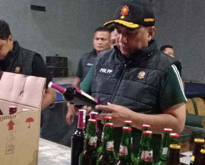 
Tertibkan Tempat Usaha Karaoke, Satpol PP Kabupaten Probolinggo Amankan Pemandu Lagu dan Puluhan Botol Miras