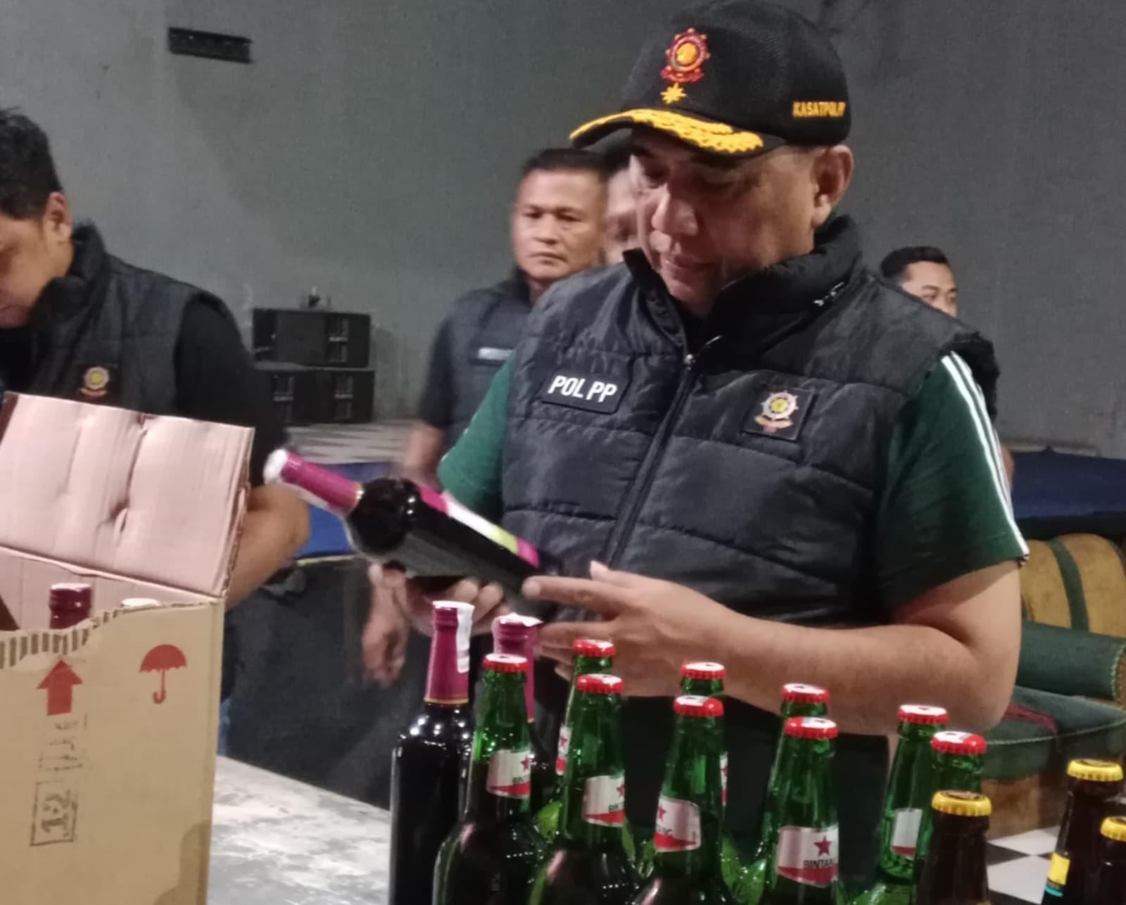 Tertibkan Tempat Usaha Karaoke, Satpol PP Kabupaten Probolinggo Amankan Pemandu Lagu dan Puluhan Botol Miras