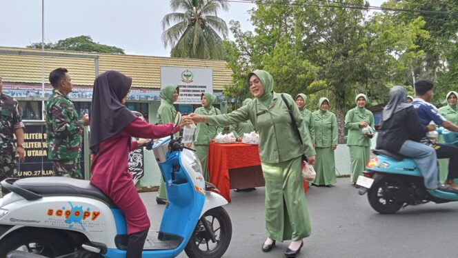 
Tebar Kepedulian di Bulan Suci, Koramil Batang Alai Utara Bagikan Takjil