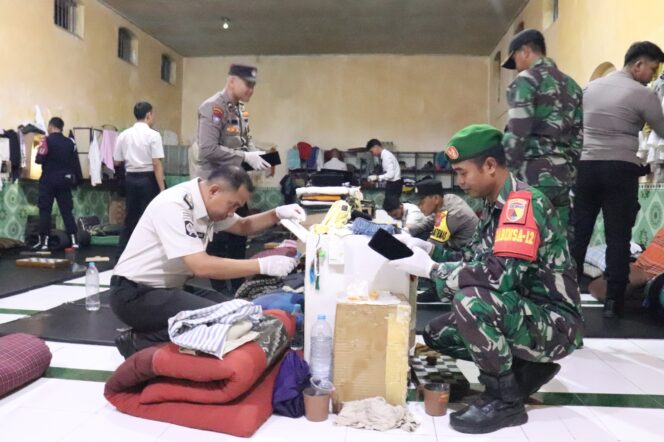
Tingkatkan Pengamanan Jelang Idul Fitri, Rutan Kraksaan Gelar Razia Gabungan TNI-Polri