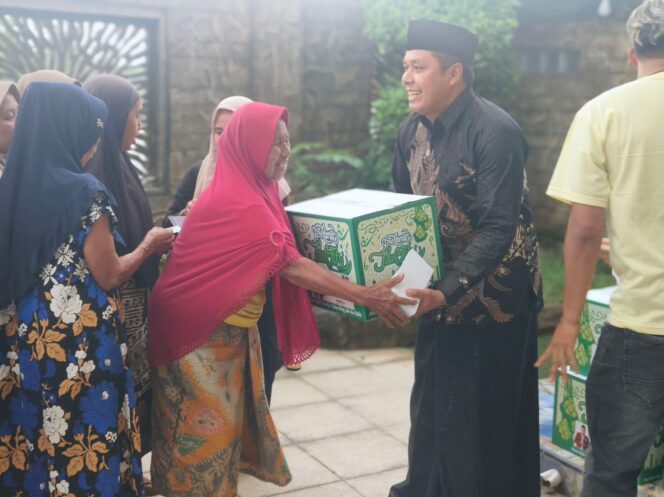 
Aksi Sosial Jelang Lebaran, Gubernur LIRA Jatim Samsudin Bagikan Parsel untuk Warga Desa Satreyan