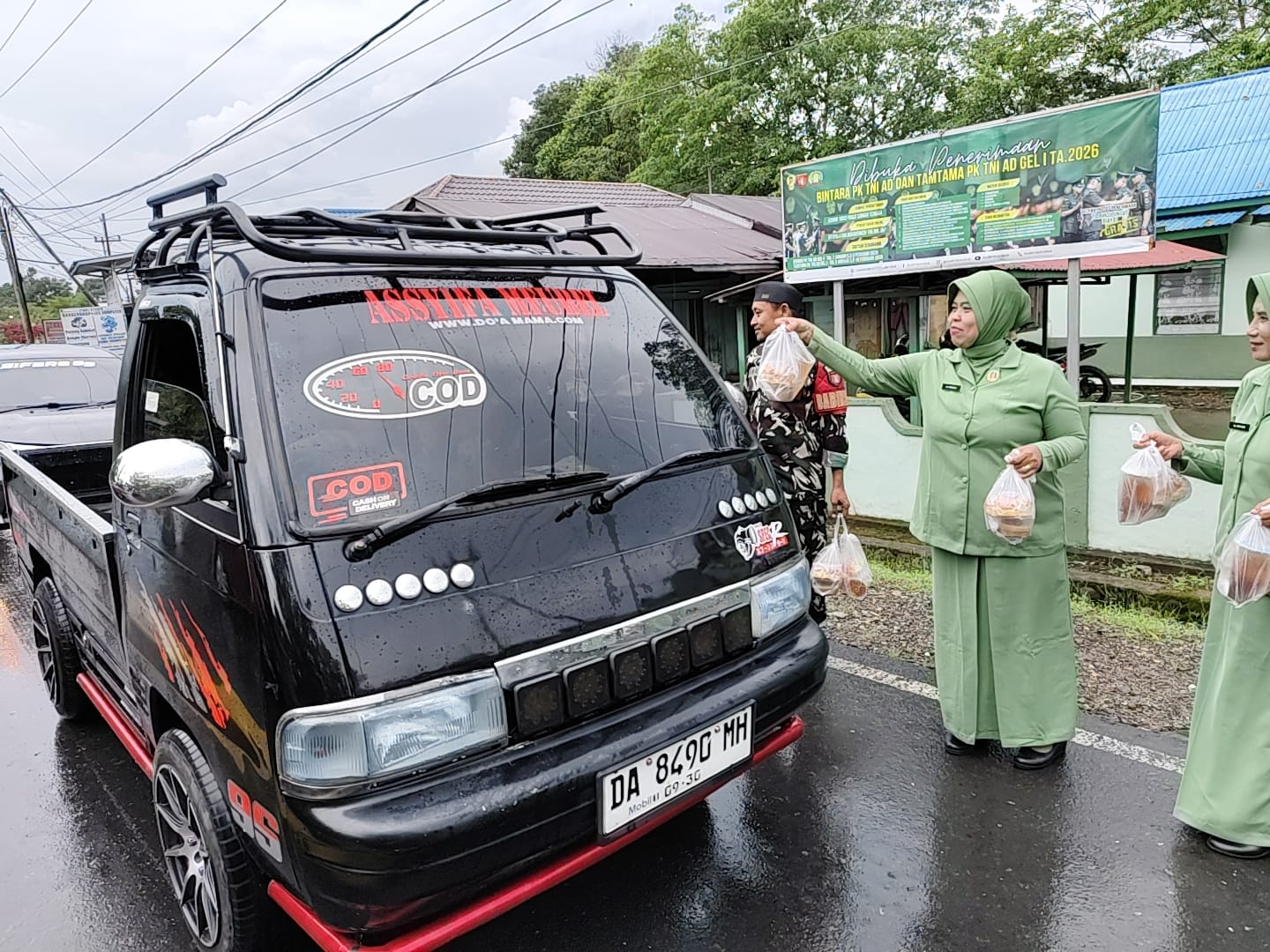 Indahnya Berbagi di Bulan Ramadhan, Koramil Labuan Amas Utara Bagi Takjil