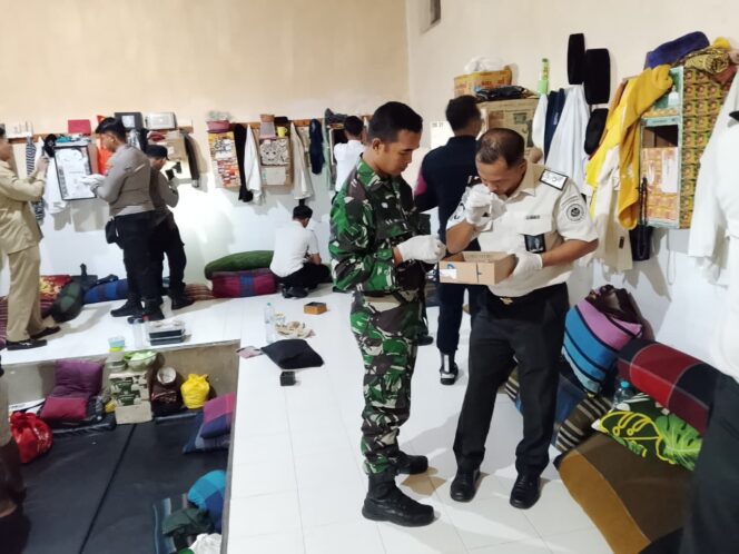 
Program Lapas Bersih, Koramil Kraksaan Bersama Sejumlah Pihak Razia Lapas Kraksaan