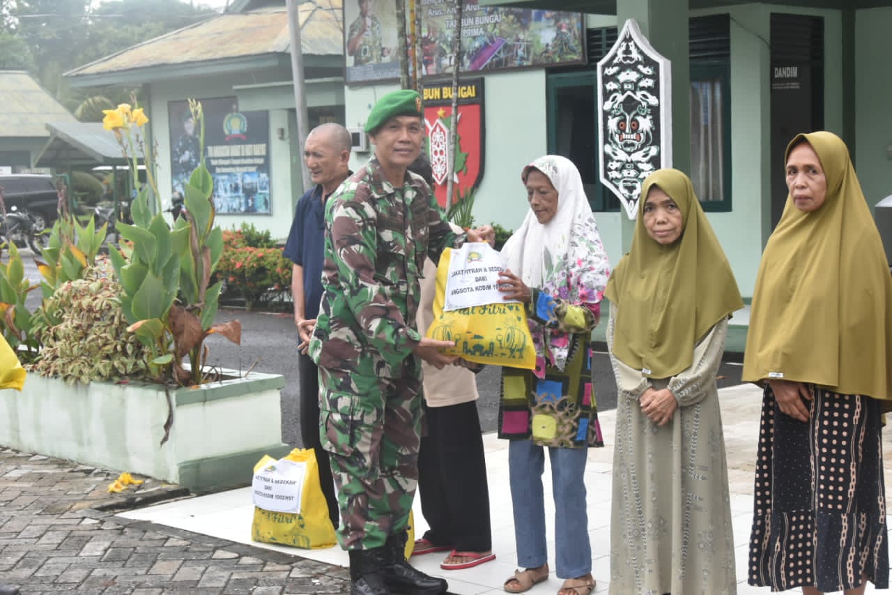 Pererat Silaturahmi, Kodim 1002/HST Bagikan Zakat Fitrah ke Warga dan Panti