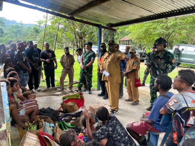 
Tim Patroli Gabungan Koops TNI Papua Evakuasi 21 Pengungsi di Aifat Timur Jauh Maybrat