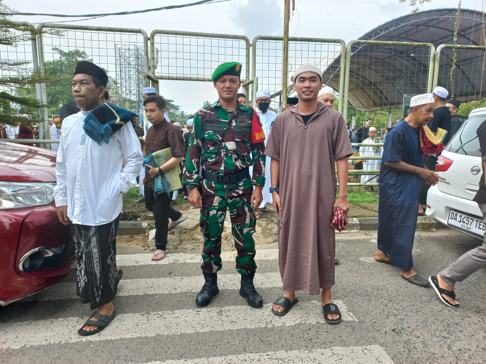 Babinsa Koramil Barabai Turun Langsung Amankan Sholat Idul Fitri 1447 H Babinsa Koramil Barabai Turun Langsung Amankan Sholat Idul Fitri 1447 H