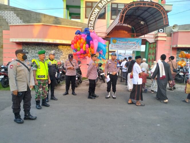 
Kodim Probolinggo Melalui Danpos Mayangan Mengawal Dan Mengamankan Pelaksanaan Sholat Idul Fitri Warga Muhammadiyah
