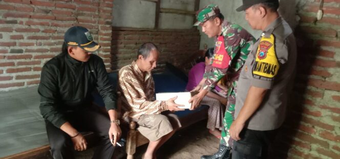 
Melaksanakan Program Komunikasi Sosial, Koramil Leces Salurkan Bantuan Sembako