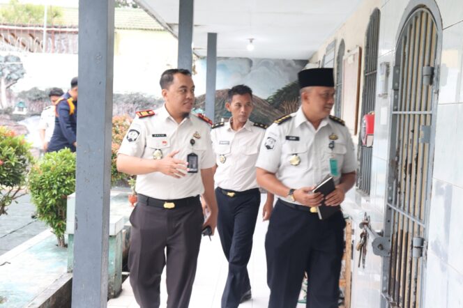 
Kunjungan Kabag TU dan Umum, Rutan Kraksaan Dapat Apresiasi Kinerja