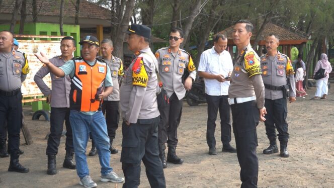 
Libur Lebaran 2026, Kapolres Probolinggo Kota Turun Langsung Pantau Wisata Pantai, Pastikan Keamanan Pengunjung