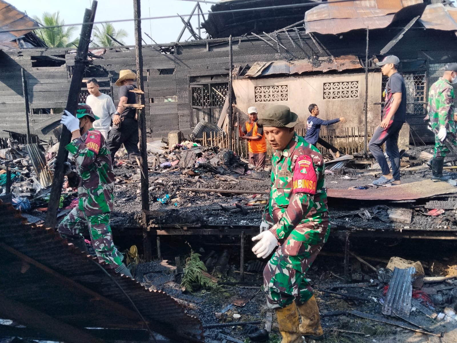 Pasca Kebakaran, TNI-POLRI Gotong Royong Bersihkan Lokasi Terdampak Pasca Kebakaran, TNI-POLRI Gotong Royong Bersihkan Lokasi Terdampak