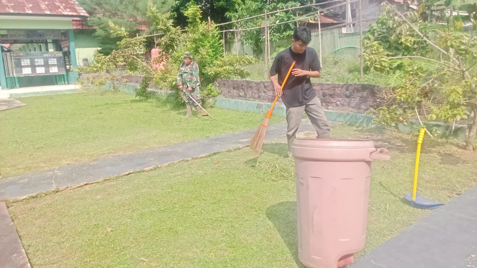 Usai Libur Lebaran, Kodim 1008/Tabalong Bersihkan Lingkungan Makodim Usai Libur Lebaran, Kodim 1008/Tabalong Bersihkan Lingkungan Makodim
