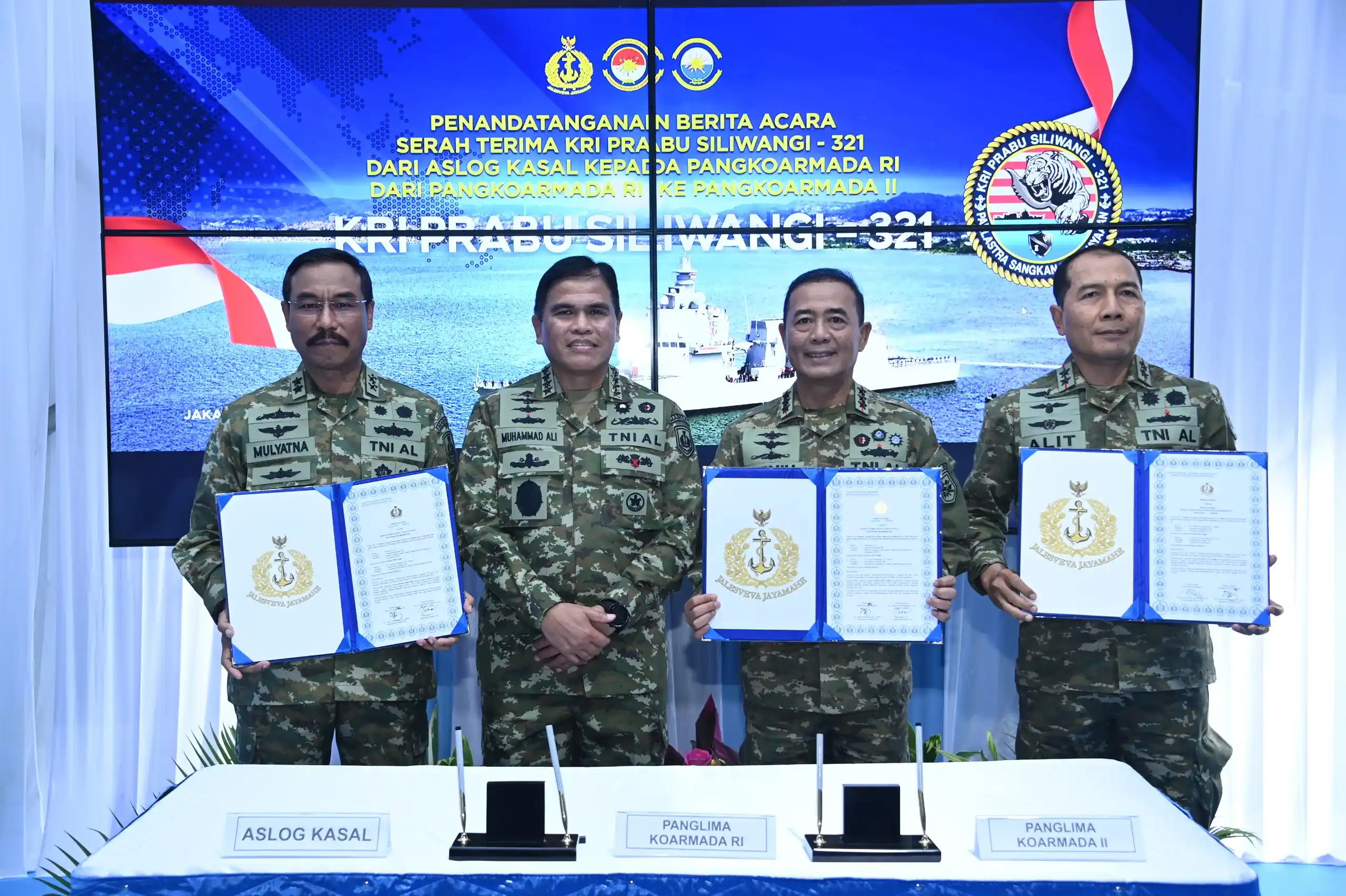 Panglima TNI Tinjau Kecanggihan KRI Prabu Siliwangi-321 Yang Tiba dari Italia Panglima TNI Tinjau Kecanggihan KRI Prabu Siliwangi-321 Yang Tiba dari Italia