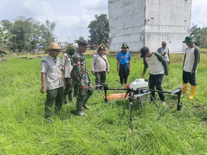 
Pemupukan Berbasis Teknologi, Babinsa LAU Terlibat dalam Uji Coba Drone Brigade Pangan