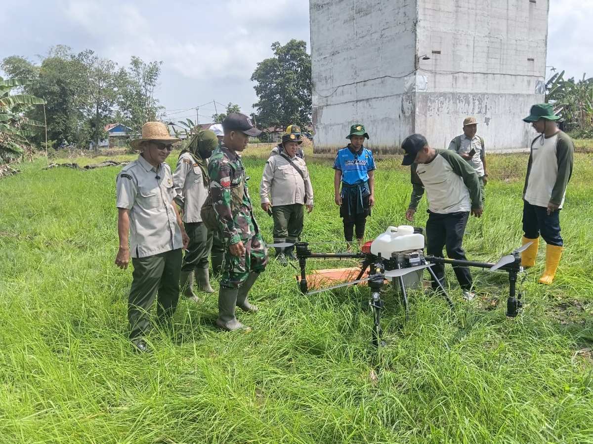 Pemupukan Berbasis Teknologi, Babinsa LAU Terlibat dalam Uji Coba Drone Brigade Pangan