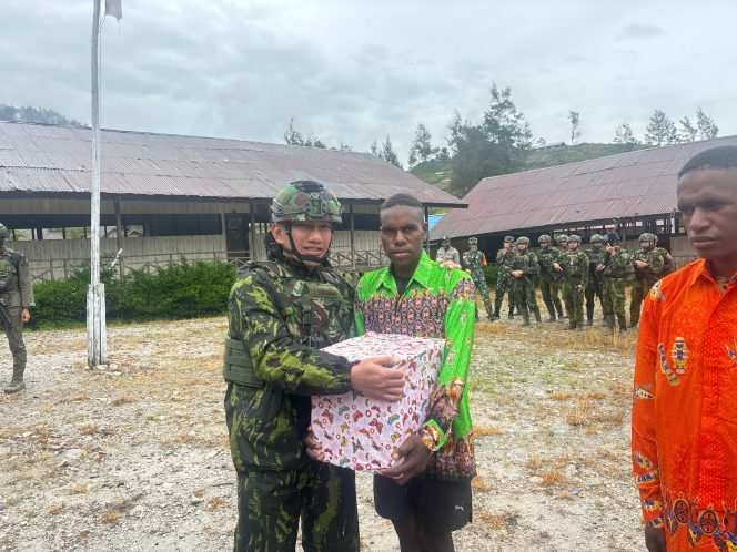 
					Momen Mengharukan, Tiga Eks OPM Cium Merah Putih dan Kembali ke NKRI