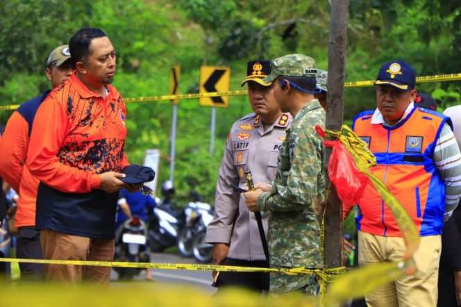 
					Langkah Cepat Dan Responsif, Dandim 0820/Probolinggo Letkol Inf Ribut Yodo Apriantono Bersama Sejumlah Pihak Kunjungi Lokasi Bencana Longsor