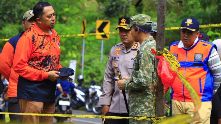 Langkah Cepat Dan Responsif, Dandim 0820/Probolinggo Letkol Inf Ribut Yodo Apriantono Bersama Sejumlah Pihak Kunjungi Lokasi Bencana Longsor