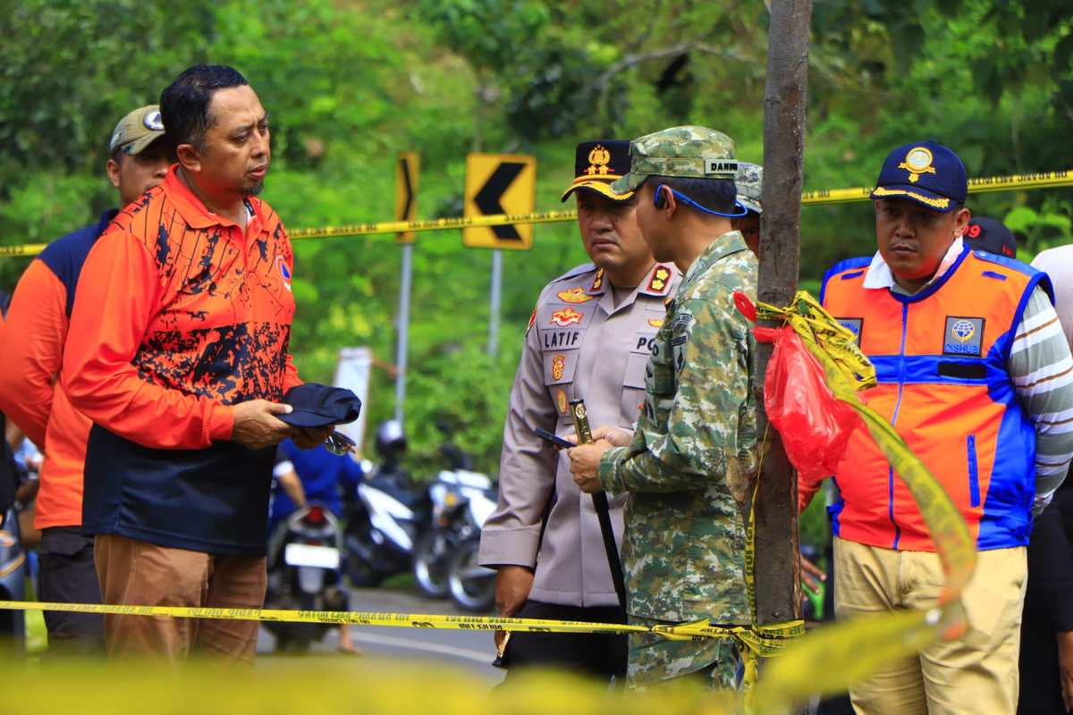 Langkah Cepat Dan Responsif, Dandim 0820/Probolinggo Letkol Inf Ribut Yodo Apriantono Bersama Sejumlah Pihak Kunjungi Lokasi Bencana Longsor
