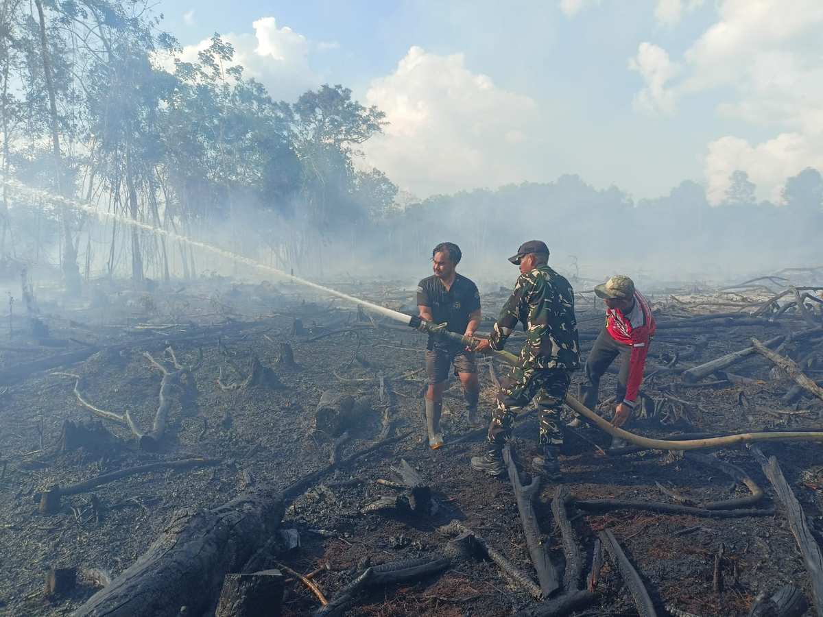 Babinsa Sigap, Kebakaran Lahan Karet di Desa Binturu Berhasil Dipadamkan