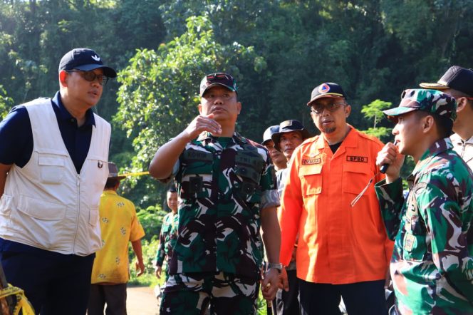 
Respons Cepat, Danrem 083/BDJ Brigjen TNI Kohir Tinjau Lokasi Musibah Tanah longsor
