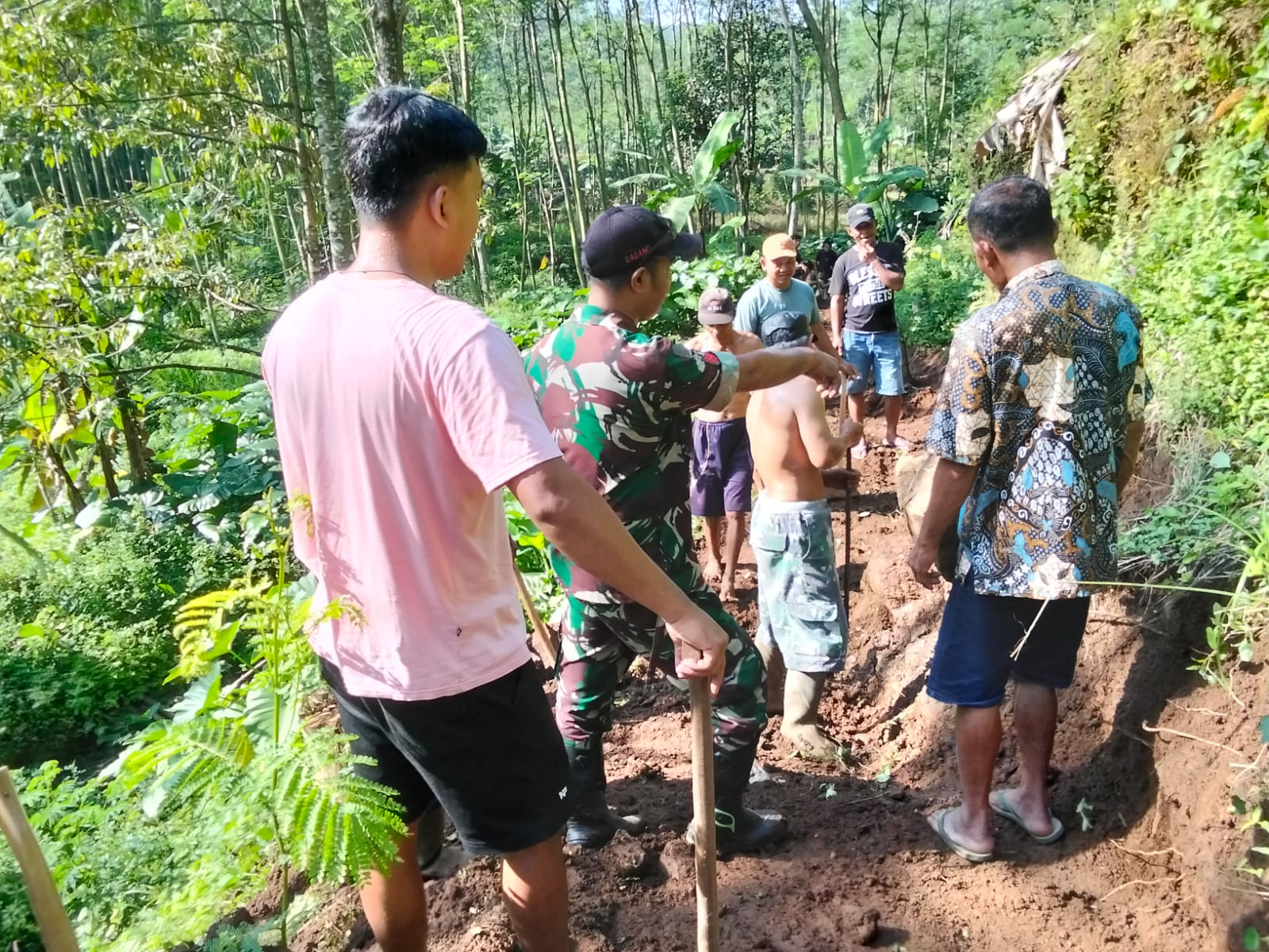 Koramil Lumbang dan Warga Bangun Jembatan Darurat, Akses Terputus Akibat Longsor Kembali Tersambung