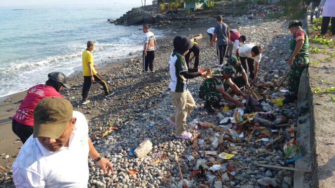 
					Jaga Kebersihan Pesisir, Koramil Sofifi Bersama BKKBN dan Polsek Gelar Aksi Bersih Pantai
