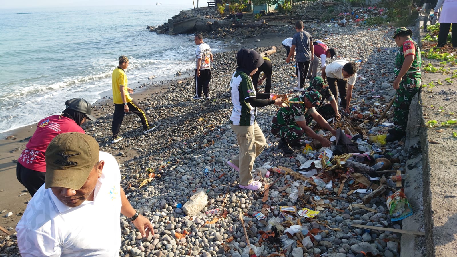 Jaga Kebersihan Pesisir, Koramil Sofifi Bersama BKKBN dan Polsek Gelar Aksi Bersih Pantai