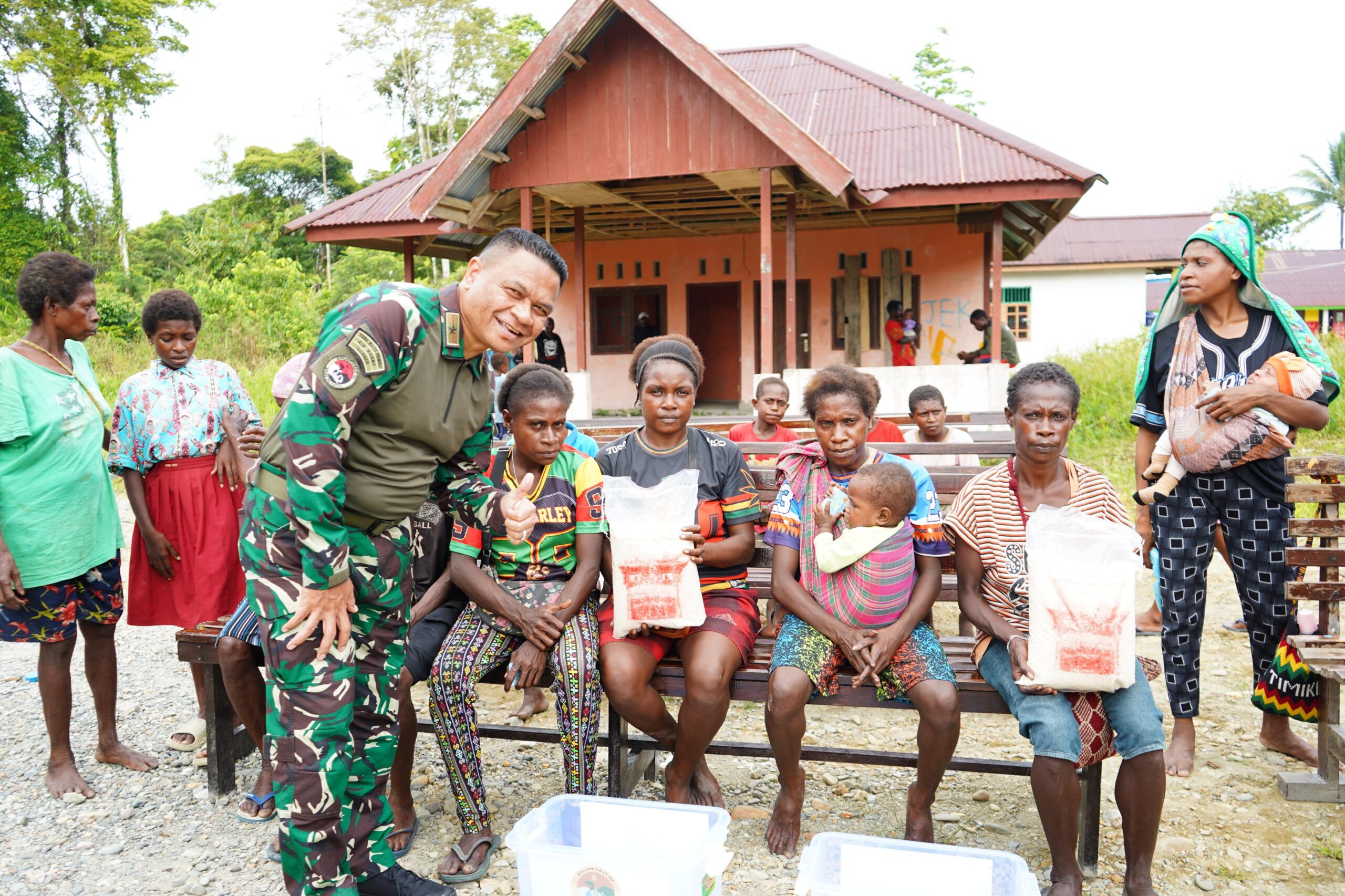 Wujudkan Kepedulian, Koops TNI Papua Gelar Pengobatan Gratis dan Bagi Sembako di Kampung Iwaka