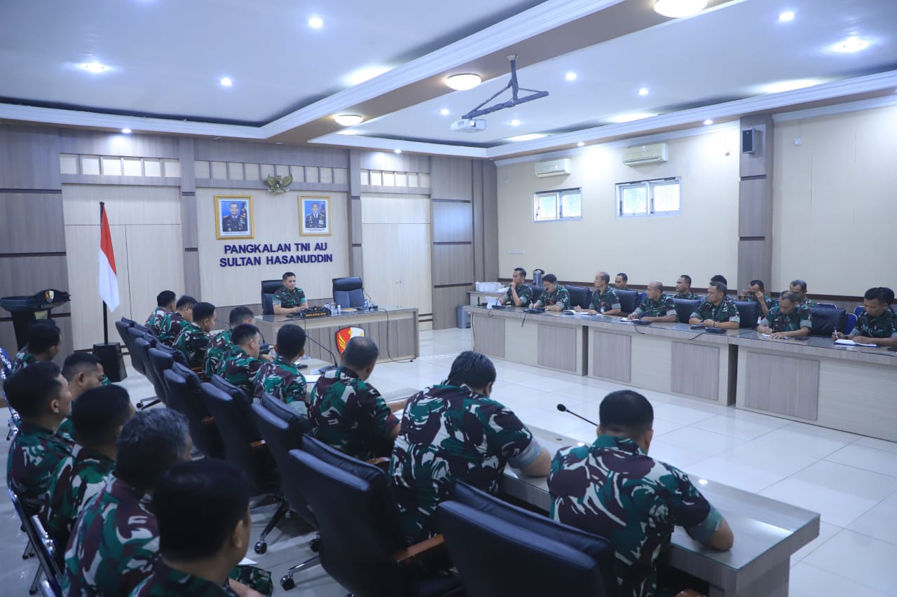 Komandan Lanud Sultan Hasanuddin Pimpin Rapat Staf, Tekankan Kepemimpinan Berbasis Keteladanan dan Kecerdasan Emosional Komandan Lanud Sultan Hasanuddin Pimpin Rapat Staf, Tekankan Kepemimpinan Berbasis Keteladanan dan Kecerdasan Emosional