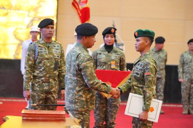 
Panglima TNI Anugerahkan KPLB Prajurit TNI Berprestasi Juara Pertama Hafalan 30 Juz Al Quran