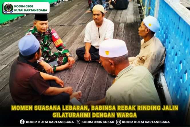 
Momen Suasana Lebaran, Babinsa Rebak Rinding Jalin Silaturahmi dengan Warga