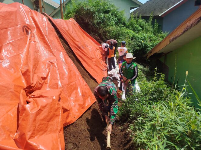 
Koramil Sumber Kerja Bakti Bersihkan Material Longsor di SMAN 1