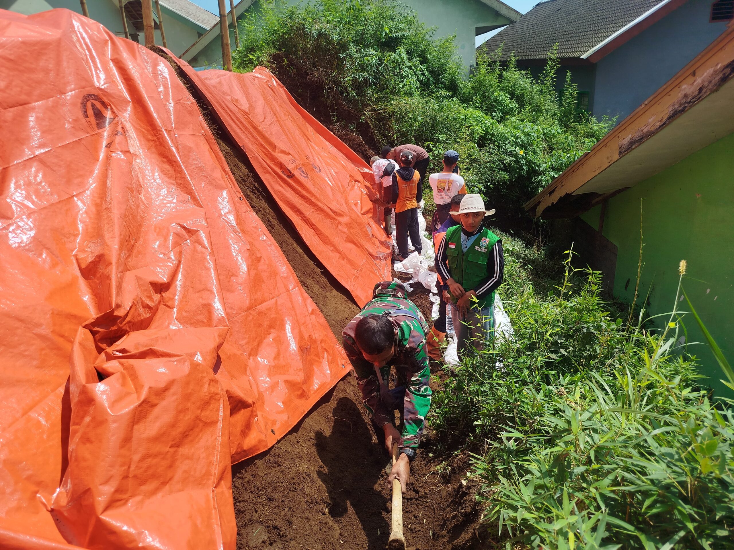 Koramil Sumber Kerja Bakti Bersihkan Material Longsor di SMAN 1 Koramil Sumber Kerja Bakti Bersihkan Material Longsor di SMAN 1