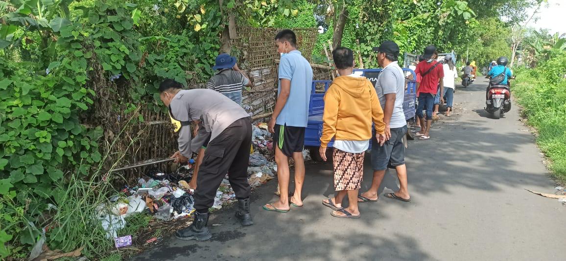 Dari Keluhan Jadi Aksi, Polisi dan Warga Kompak Bersihkan Sampah di Pohsangit Kidul Dari Keluhan Jadi Aksi, Polisi dan Warga Kompak Bersihkan Sampah di Pohsangit Kidul