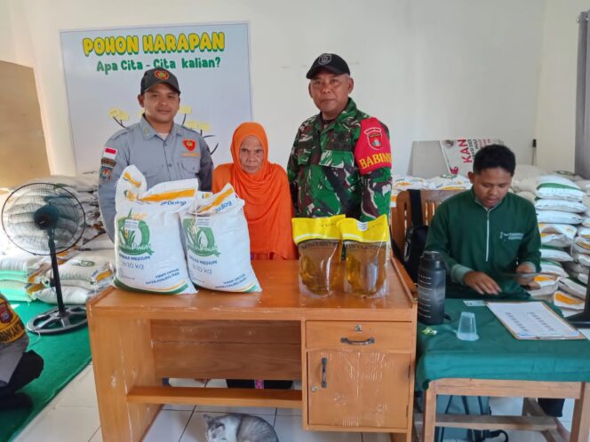 
Sinergi TNI dan Pemerintah, Babinsa Kawal Distribusi Bantuan Pangan