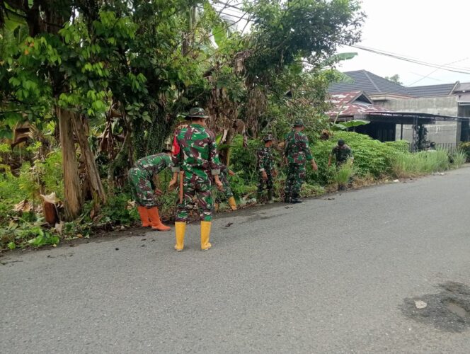 
Bersihkan Drainase, Koramil Haruyan Antisipasi Banjir di Desa Haruyan