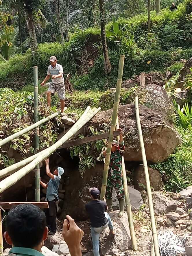 
Putus Diterjang Banjir, Koramil Pakuniran Kerja Bakti Bangun Jembatan Darurat