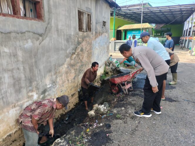 
Wujudkan Indonesia Asri, Tiga Pilar Kelurahan Sumbertaman Kerja Bakti Bersihkan Saluran Air