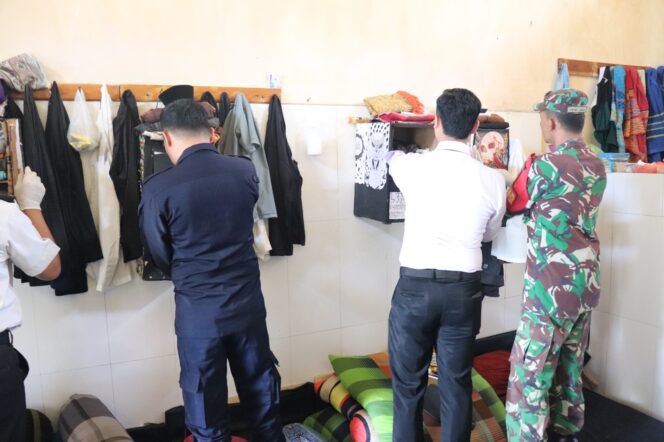 
Program Lapas Bersih, Koramil Kraksaan Bersama Sejumah Pihak Razia Lapas Kraksaan