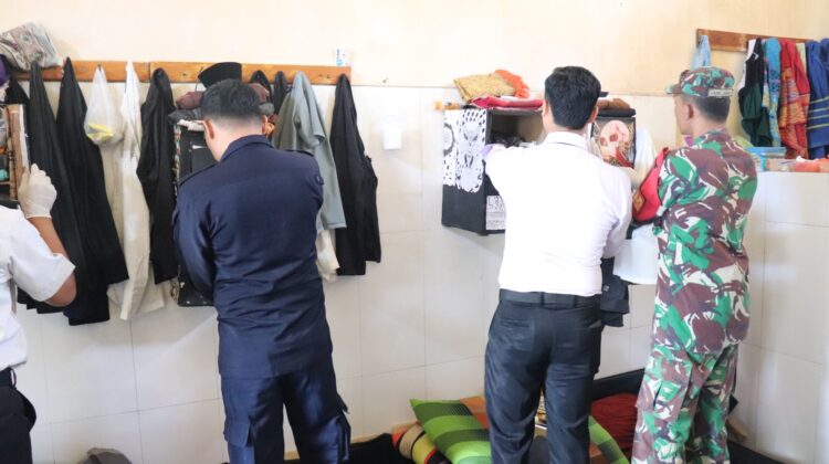 Program Lapas Bersih, Koramil Kraksaan Bersama Sejumah Pihak Razia Lapas Kraksaan