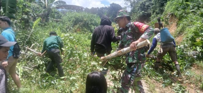 
Wujud Kepedulian TNI, Babinsa Dampingi Warga Bersihkan Jalur Listrik Desa